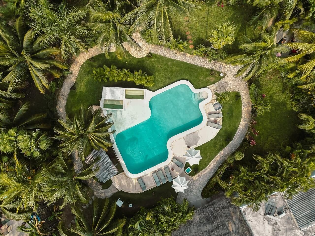 Hotel El Capitán Tulum: aerial view of the central pool surrounded by palms
