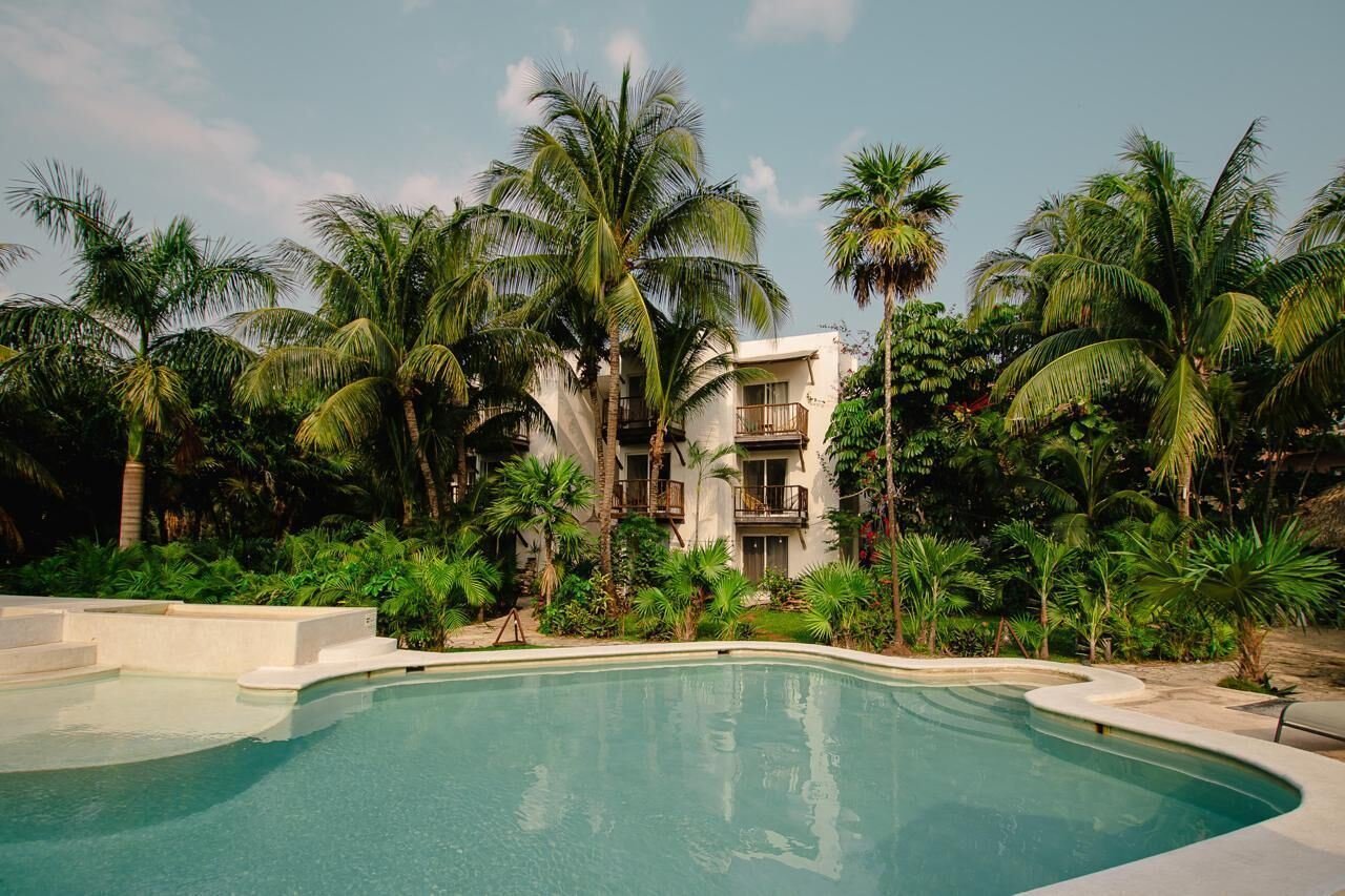Hotel El Capitán Tulum: pool and the building with balconies