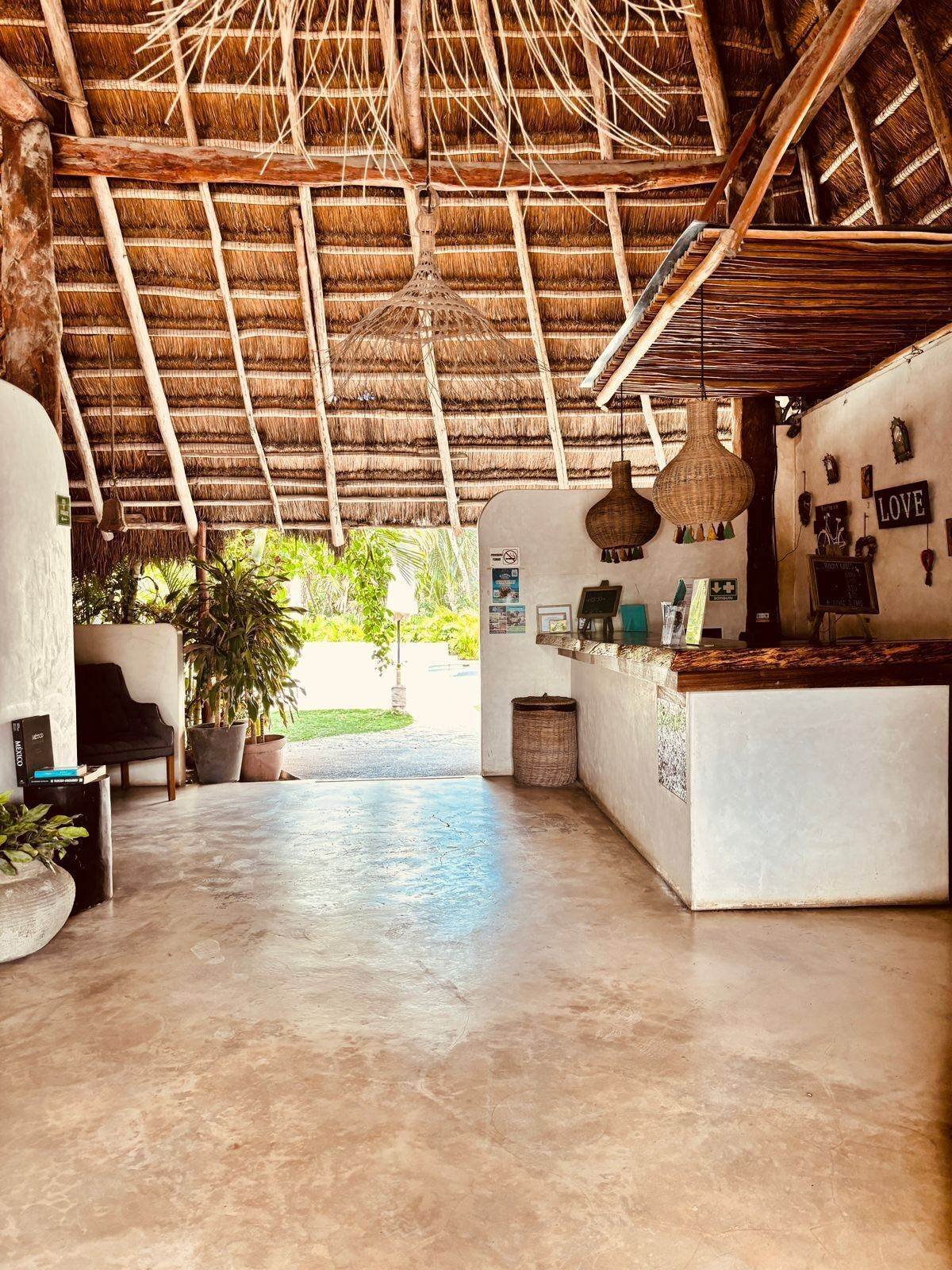 Hotel El Capitán Tulum: front desk under a high thatched roof