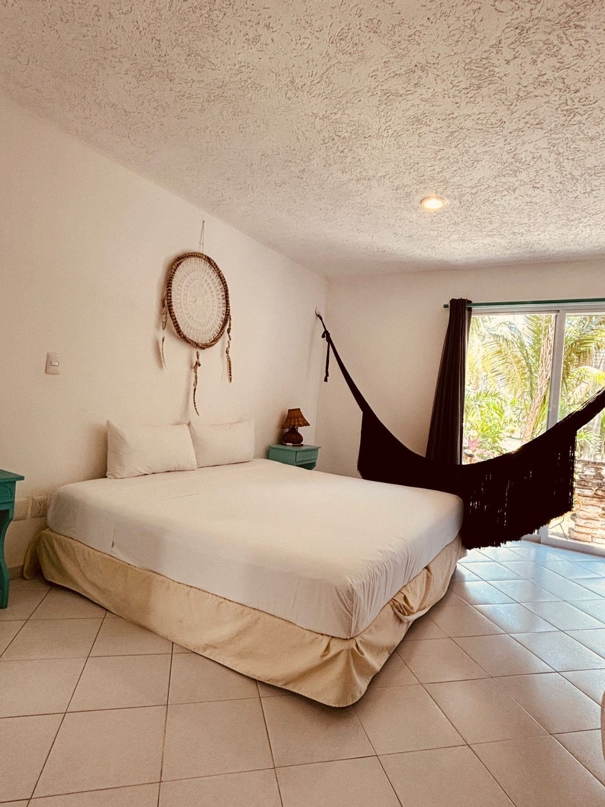 Hotel El Capitán Tulum: traditional room with a king bed and a hanging chair