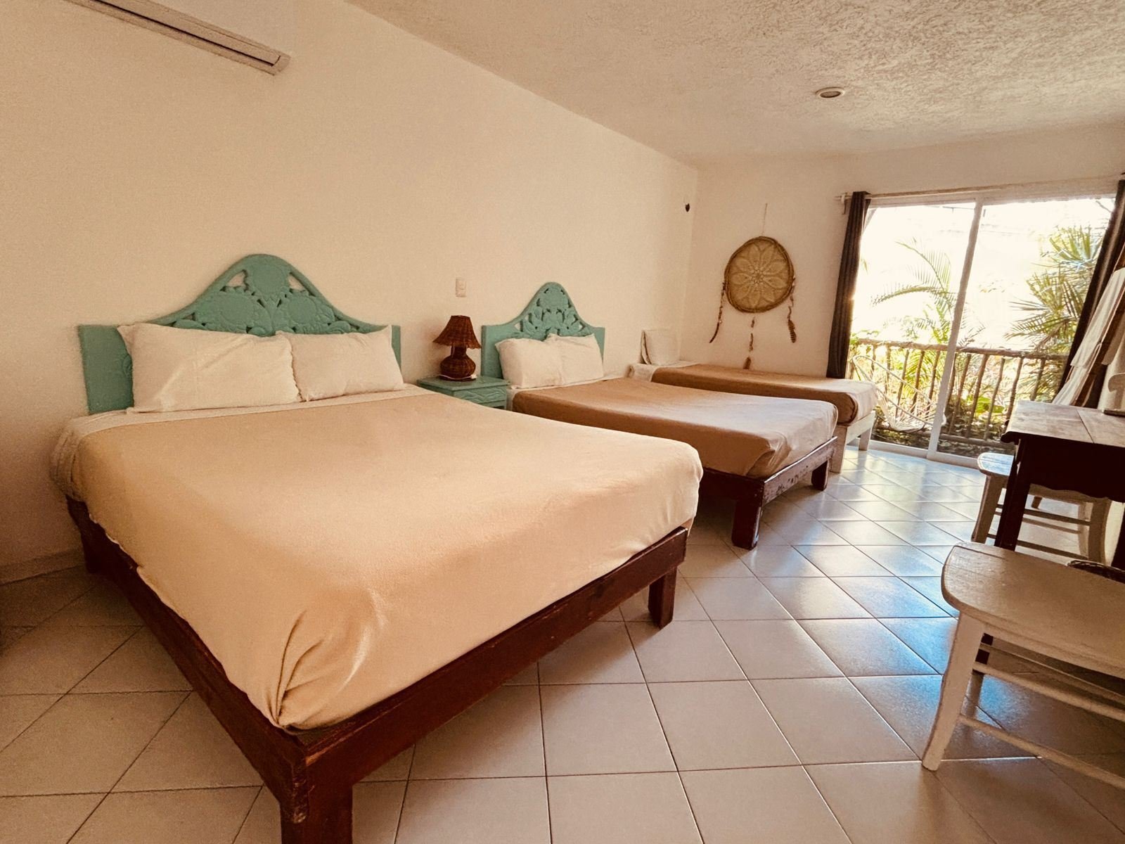 Hotel El Capitán Tulum: standard quadruple room with a balcony facing palm trees