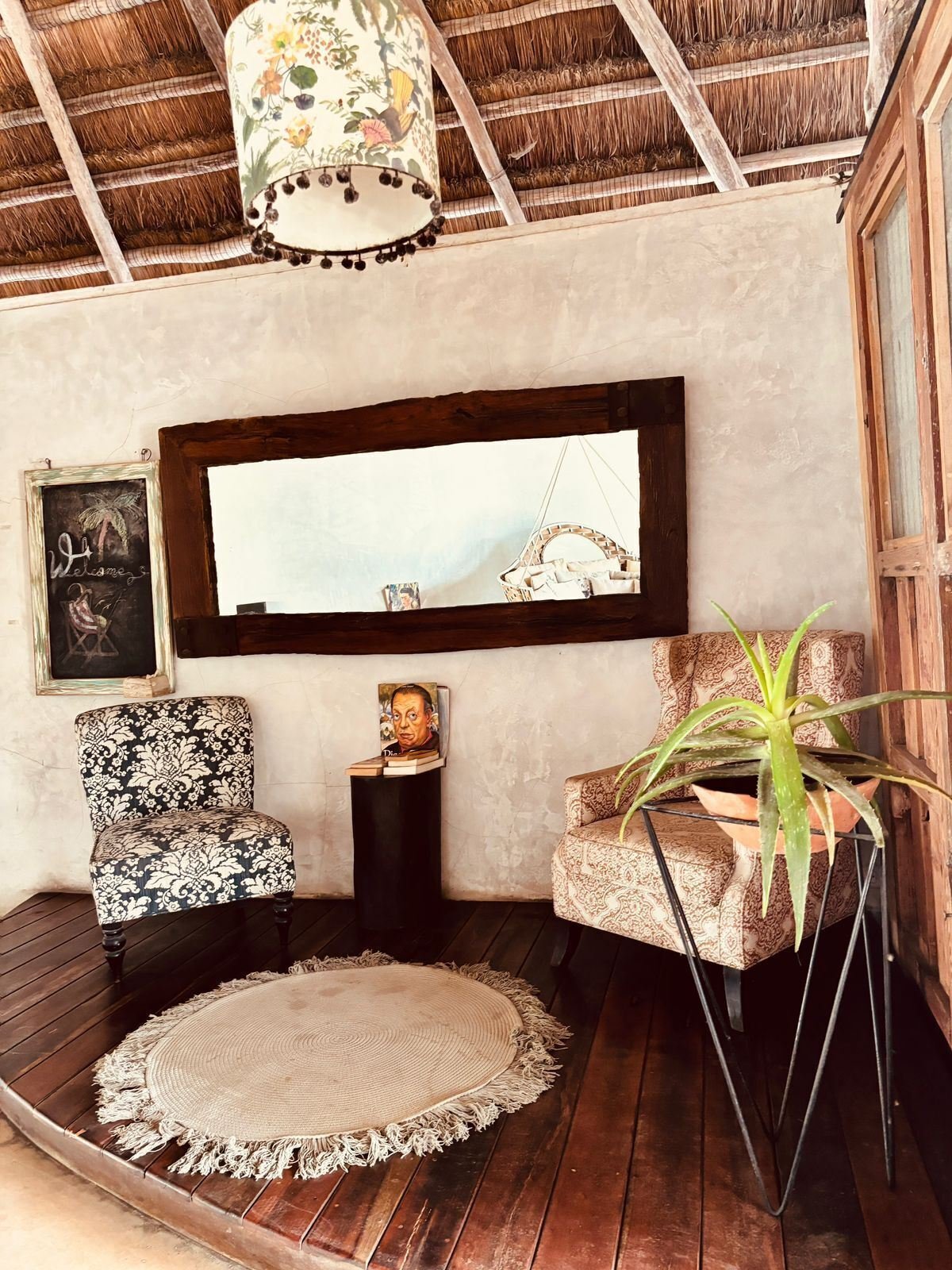 Hotel El Capitán Tulum: room under a thatched ceiling with a round woven rug